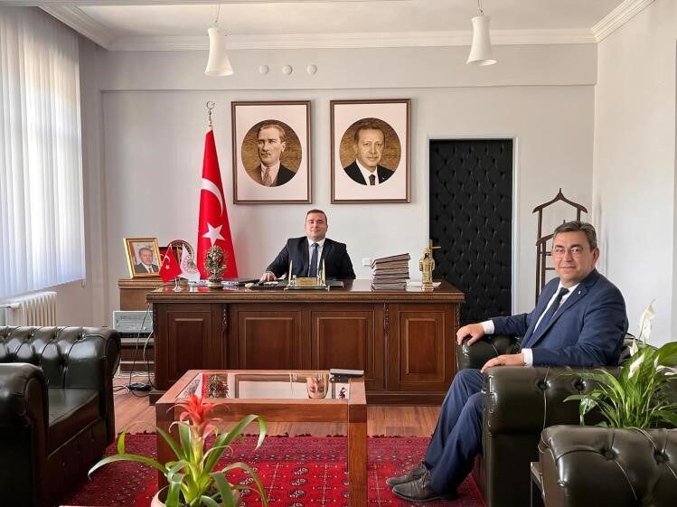 Müdür Dikmen’den Kaymakam Ünal’a hayırlı olsun dileği Bilecik’in İnhisar ilçesinde göreve yeni başlayan Kaymakam Mücahit Ünal, hayırlı