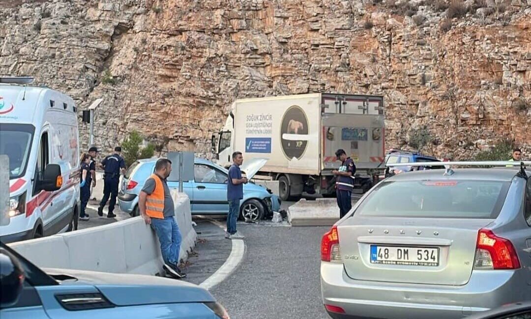 Muğla’nın Ula ilçesine bağlı Sakar mevkiinde meydana gelen trafik kazasında