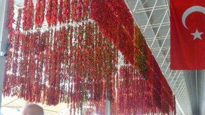 Muğla’nın Menteşe ilçesinde manavlar tarafından geleneksel yöntemlerle askıda kurutulan kışlık