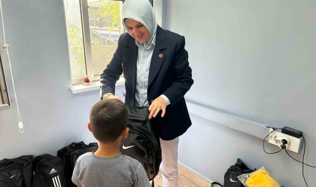 Muhtar anadan öğrencilere kırtasiye desteği Diyarbakır’ın Bağlar ilçesi Muradiye Mahallesi’nde eğitime anlamlı bir dokunuş yapıldı.
