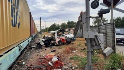 Tekirdağ’ın Muratlı ilçesinde hemzemin geçitte trenin hafif ticari araca çarptığı