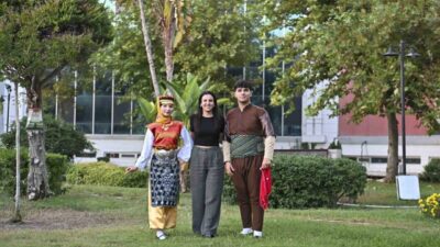 Muratpaşa Belediyesi Halk Dansları Topluluğu’nda eğitim alan Aslı Arslan Ege