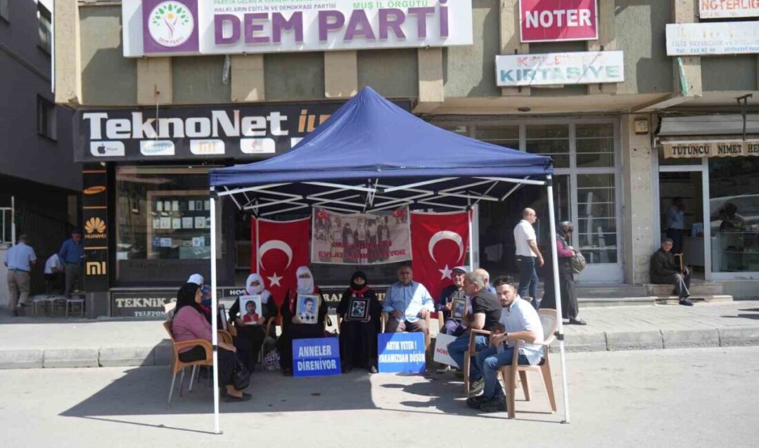 Muş’ta evlatlarına kavuşmak isteyen aileler, DEM Parti önündeki eylemlerini sürdürdü.