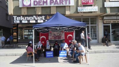 Muş’ta evlatlarına kavuşmak isteyen aileler, DEM Parti önündeki eylemlerini sürdürdü.