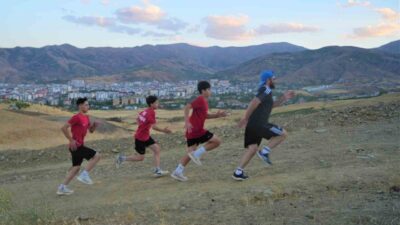 Muş’ta karate sporcuları, şampiyonalara hazırlık kapsamında dağ koşusu yaparak form