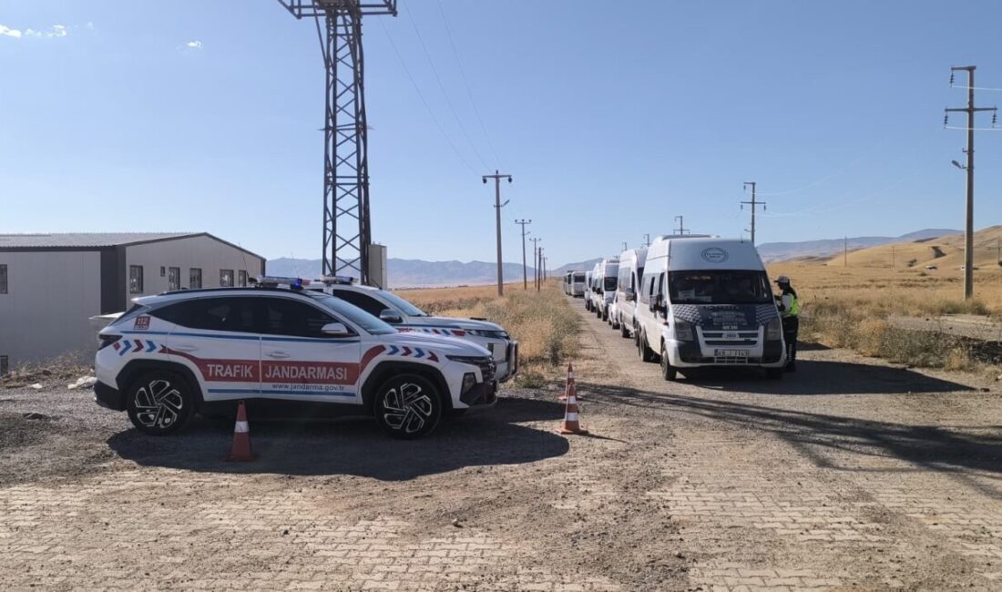 Muş İl Jandarma Komutanlığı Trafik Jandarma ekipleri, öğrencilerin güvenliği için