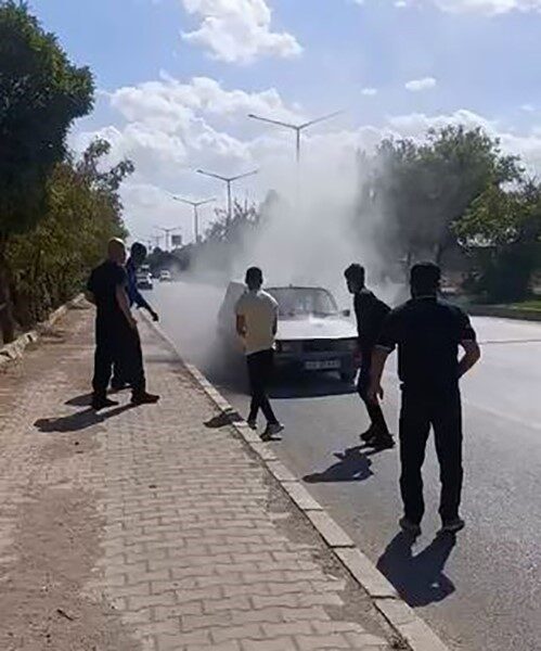 Muş’ta seyir halindeyken motor kısmından alev alan otomobil, yoldan geçen
