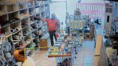 Kocaeli’nin İzmit ilçesinde bir mağazaya müşteri giren şahıs, gözüne kestirdiği