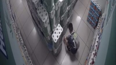 Bursa’da 10 yaşlarındaki bir çocuk, markette raftan kopardığı etiketi çakmakla