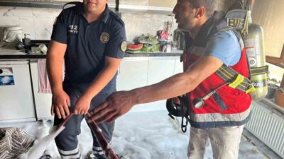 Isparta’nın Şarkikaraağaç ilçesinde 5 katlı apartmanın son katında çıkan yangın,