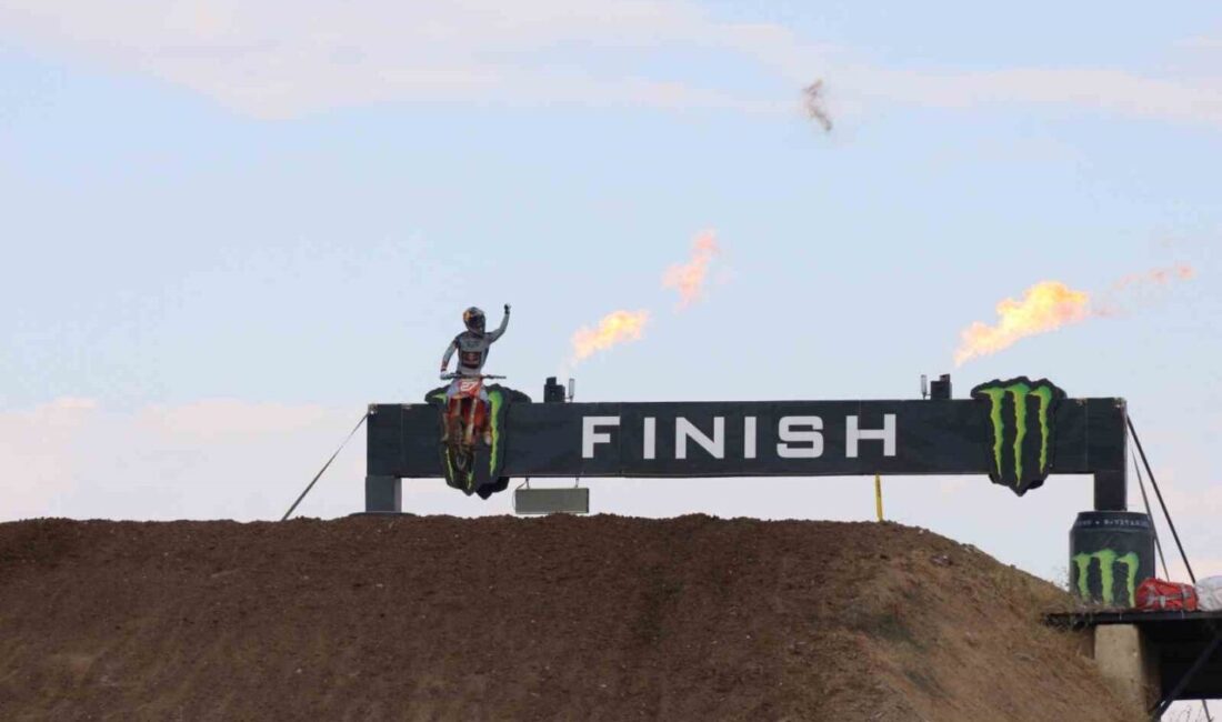 MX2 Dünya Gençler Motokros Şampiyonası final 2. yarışında şampiyon Langenfelder Simon MX2 Dünya Gençler Motokros Şampiyonası final 2. yarışında Alman sporcu
