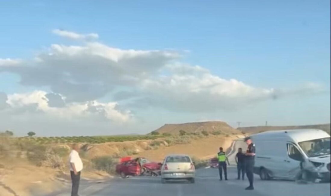 Nevşehir’de otomobil ile minibüs kafa kafaya çarpıştı: 1 ölü, 2 yaralı Nevşehir’de otomobil ile minibüsün kafa kafaya çarpıştığı kazada 1 kişi