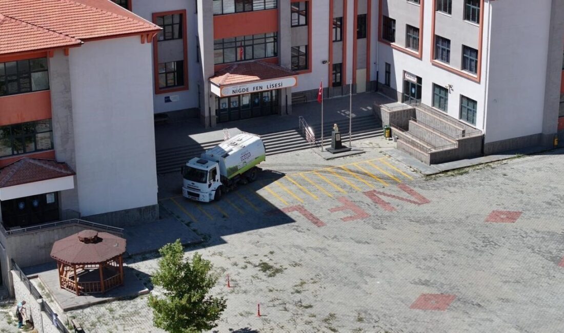 Niğde Belediyesi’nden yeni öğretim yılına özel kapsamlı okul bahçesi temizliği Niğde Belediyesi, 2025-2026 eğitim öğretim yılının başlamasıyla birlikte öğrencilerin daha