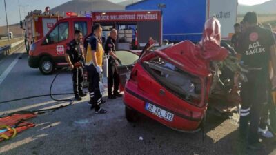 Niğde’de emniyet şeridindeki çekicinin römorkuna çarpan otomobildeki 2 kişi yaşamını
