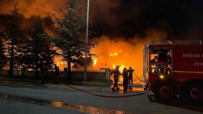 Niğde Organize Sanayi Bölgesi’nde bir fabrikada yangın çıktı. Ekiplerin yangına