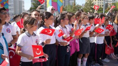 Niğde’de İlköğretim Haftası Kemal Aydoğan İlkokulu’nda düzenlenen törenle kutlandı. Saygı