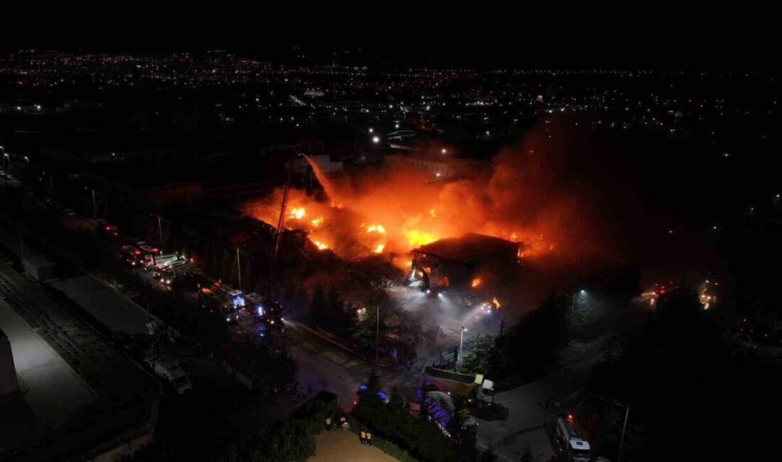 Niğde’deki fabrika yangınını söndürme çalışmaları sürüyor Niğde Organize Sanayi Bölgesi’nde (OSB) faaliyet gösteren fabrikada çıkan yangına