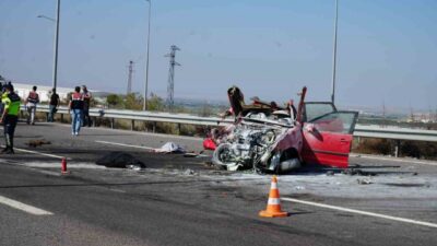 Niğde’de otomobilin emniyet şeridindeki çekicinin römorkuna çarpması sonucu meydana gelen