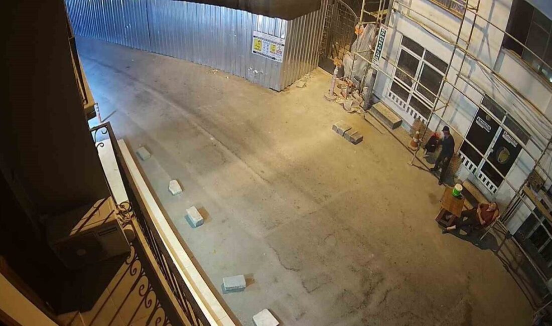 Adana’da uyuyan bekçinin cep telefonunu çalan hırsız polis tarafından yakalanıp