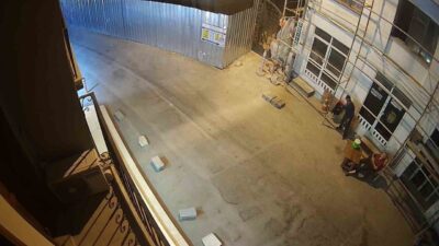 Adana’da uyuyan bekçinin cep telefonunu çalan hırsız polis tarafından yakalanıp