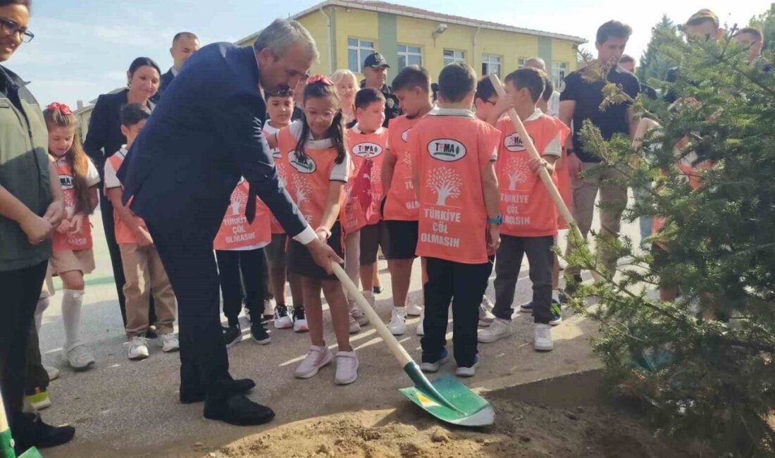 Öğrenciler fidan dikerek derse başladı Edirne’de okulun ilk günü öğrenciler Edirne Valisi Yunus Sezer ile