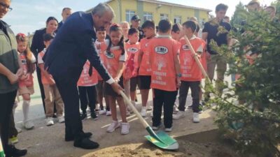 Edirne’de okulun ilk günü öğrenciler Edirne Valisi Yunus Sezer ile