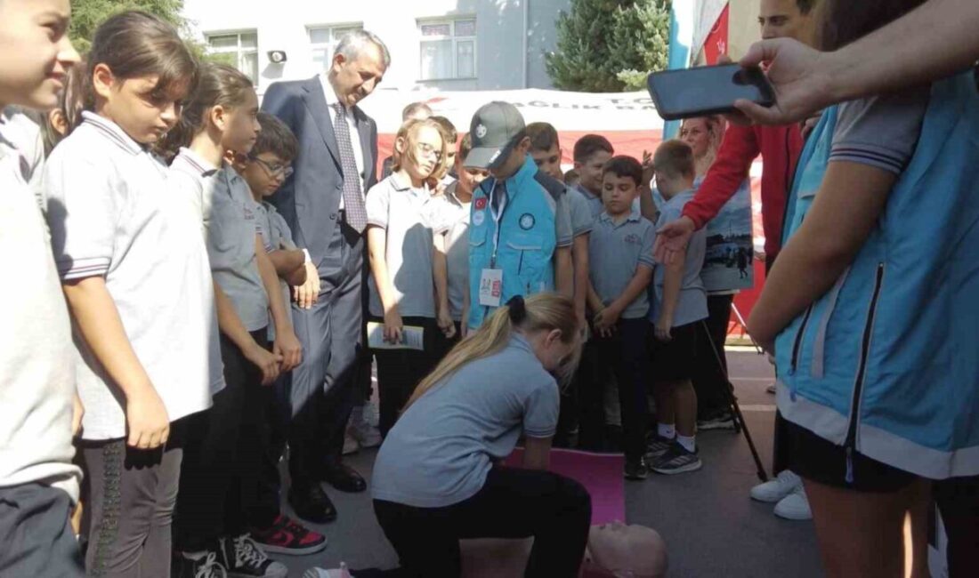 Öğrenciler kalp masajını ve acil müdahaleleri öğrendi Edirne’de “Sağlıklı Çocuk, Sağlıklı Gelecek” projesi kapsamında ilkokul öğrencilerine acil