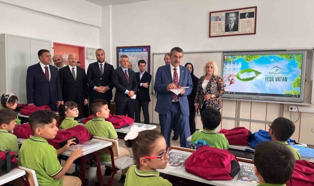 Milli Eğitim Bakanı Yusuf Tekin, Güngören’de kendisine mektup yazan ilkokul