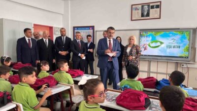 Milli Eğitim Bakanı Yusuf Tekin, Güngören’de kendisine mektup yazan ilkokul