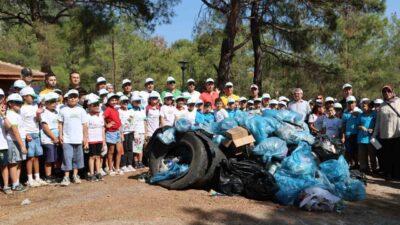 Adana’nın Kozan ilçesinde öğrenciler, ’Yeşil Vatan’ temasıyla çevre temizliği yaptı.