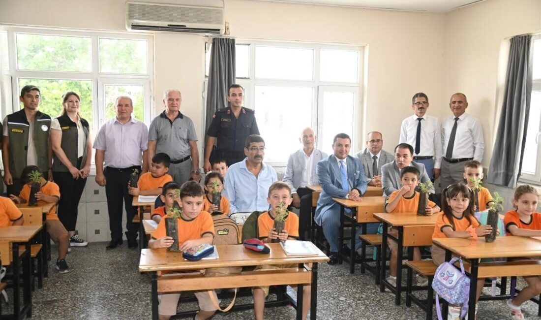 Mersin’in Anamur ilçesinde öğrencilere adaçayı, biberiye ve lavanta fidanları dağıtıldı.