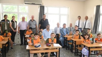 Mersin’in Anamur ilçesinde öğrencilere adaçayı, biberiye ve lavanta fidanları dağıtıldı.