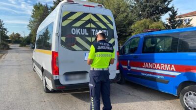 Bursa İl Jandarma Komutanlığı trafik ekipleri, öğrencilerin okula gidiş ve