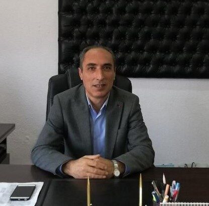 Okul müdürü son yolcuğuna görev yaptığı okuldan uğurlandı Afyonkarahisar’ın Sandıklı ilçesinde odasında kalp krizi geçirerek yaşamını yitiren 54