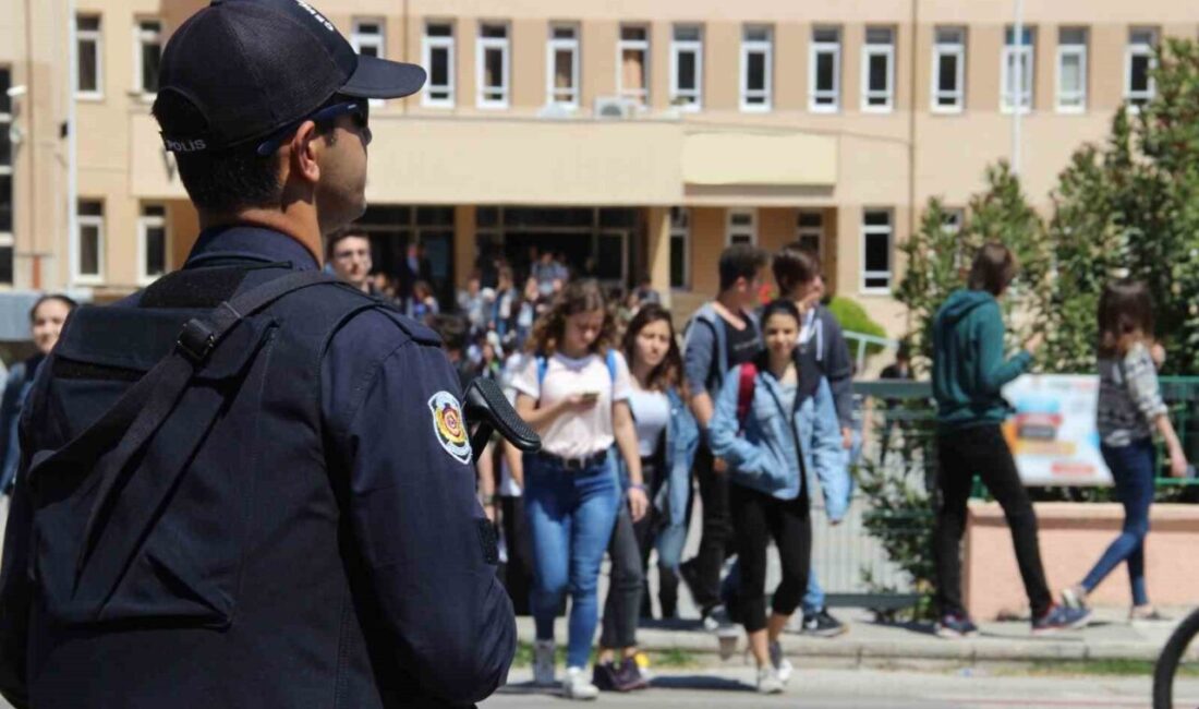 Okul önlerinde polis denetimleri başladı Erzincan’da polis ekipleri tarafından eğitim ve öğretimin güvenli bir ortamda