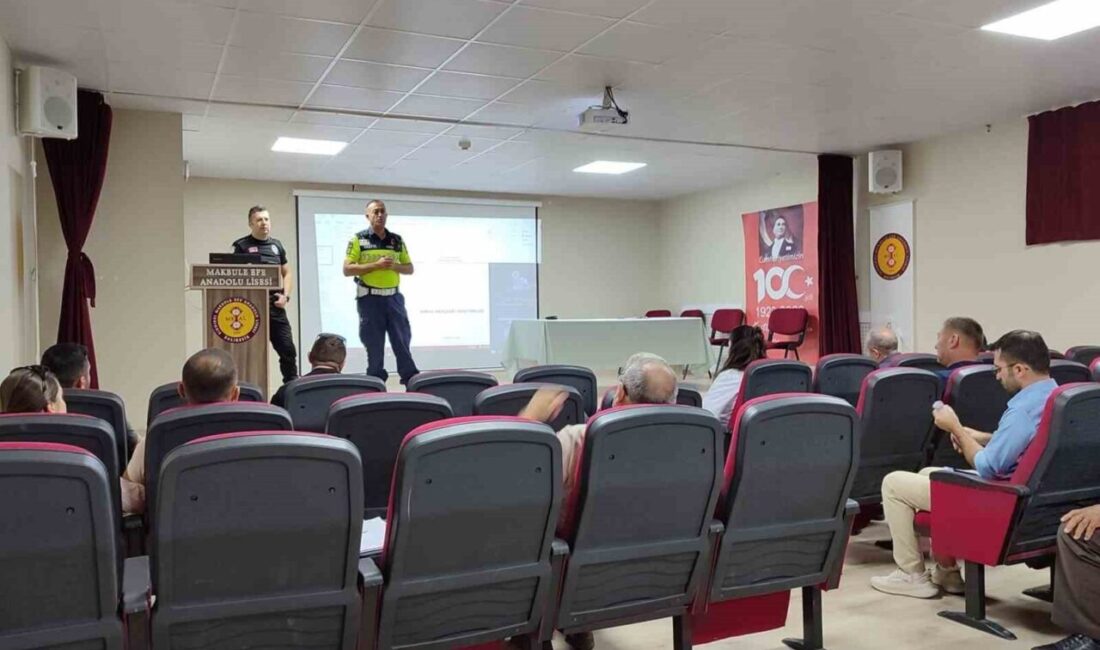 Okul servis şoförlerine trafik eğitimi verildi Balıkesir’in Sındırgı ilçesinde öğrenci güvenliğini artırmak amacıyla okul servis şoförlerine