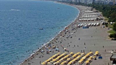 Yaz tatilinde tıklım tıklım dolan dünyaca ünlü sahildeki doluluk oranı,