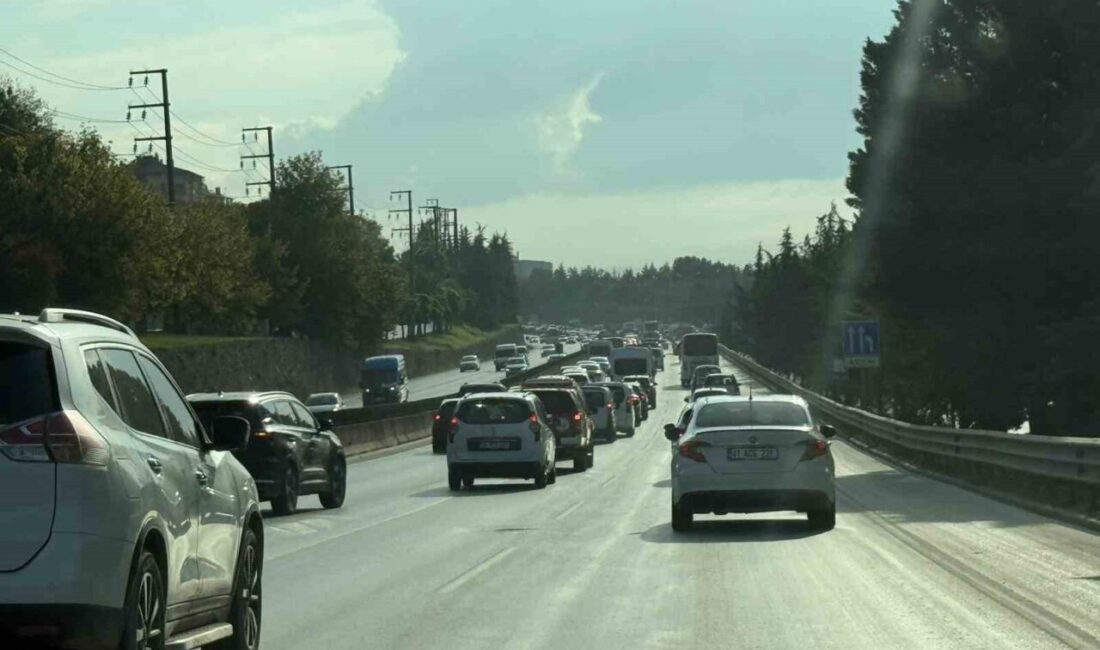 Okullar açıldı trafik yine felç oldu Kocaeli’de yeni eğitim öğretim yılının başlaması ile trafik adeta felç