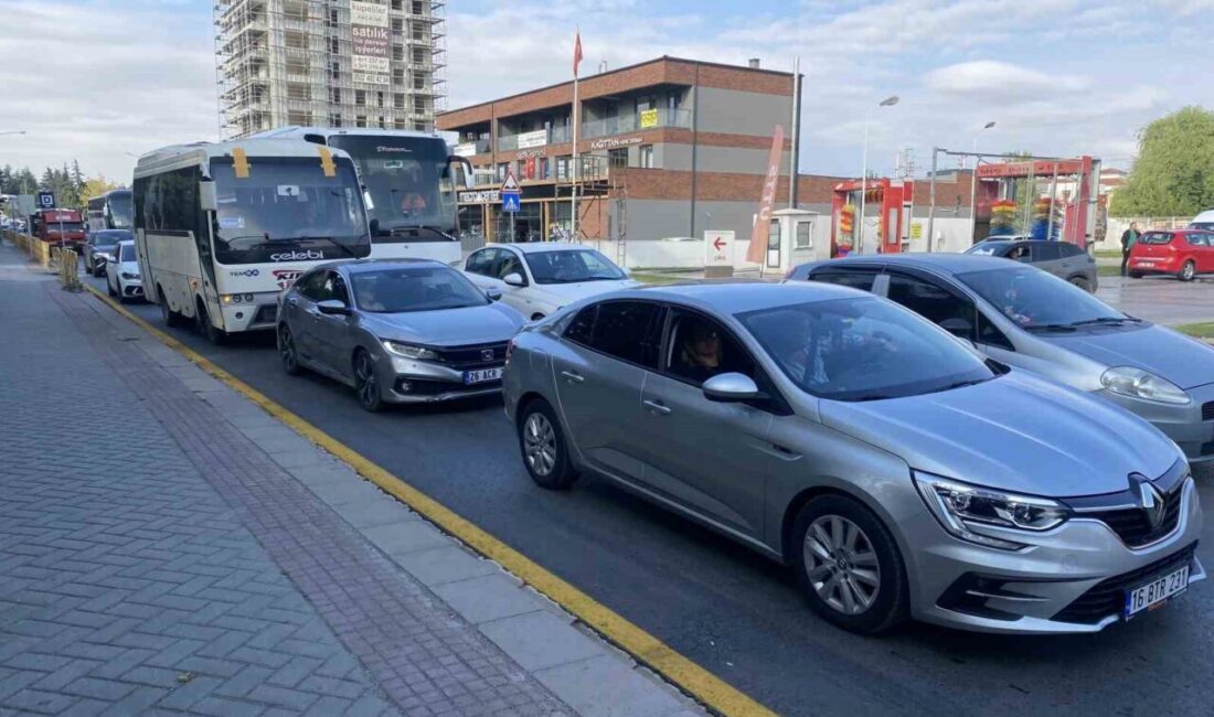 Okulun ilk günü uzun araç kuyrukları oluştu Eskişehir’de yeni eğitim-öğretim yılının ilk günü sebebiyle sabah saatlerinde oluşan