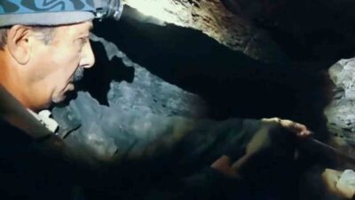 Oltu taşı, yerin yüzlerce metre altındaki ocaklarda çekiç ve murç