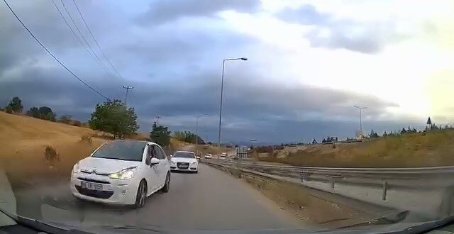 Ölümle burun buruna geldiler Bursa’da ailesiyle birlikte yolculuk eden sürücü ve ailesi, karşıdan gelenlerin