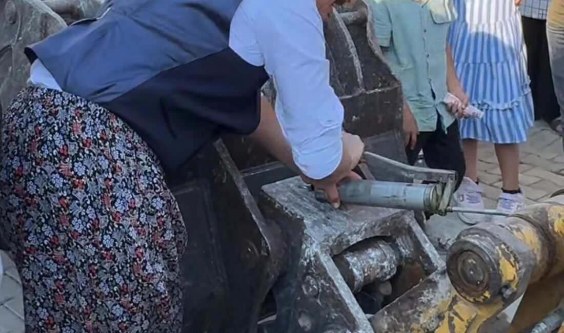 Operatör damada, eziyet olsun diye iş makinasını yağlattılar Denizli’nin Güney ilçesinde düzenlenen düğün töreni renkli anlara sahne oldu.