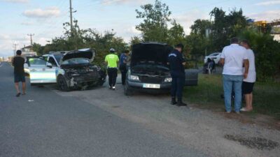 Ordu’nun Ünye ilçesinde düğün konvoyunda seyreden otomobilin uygulama yapan polis