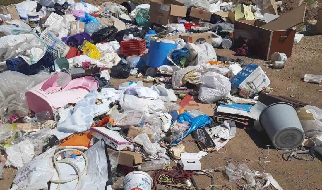 Orhangazi Mahallesi’nde boş arazi çöplüğe döndü Boş araziye atılan çöpler, kötü görüntünün yanı sıra çevre ve