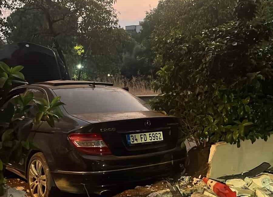 Ortalığı savaş alınana çevirdi, yara almadan kurtuldu Muğla’nın Milas ilçesinde, iki araca ve bir apartman duvarına çarparak