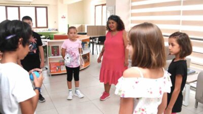 Osmangazi Belediyesi’nin çocuklar için açtığı Küçük Yazarlar Atölyesi’ne katılan çocuklar