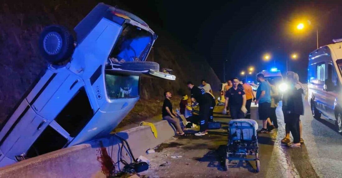 Osmaniye’de aynı yönde iki otomobil kaza yaptı: 3 yaralı Osmaniye’nin Bahçe ilçesinde aynı yöne giden iki otomobilin karıştığı kazada,