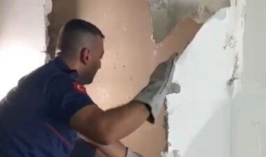 Osmaniye’de alçı panel duvarın içine sıkışan yavru kedi, itfaiye ekiplerince