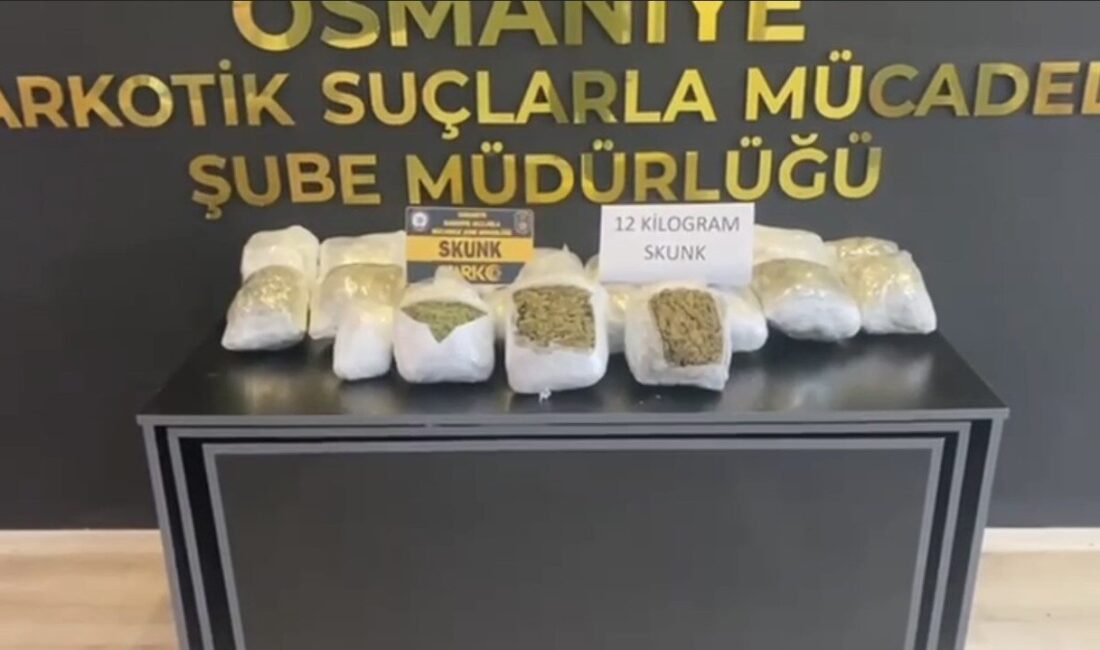 Osmaniye’de hafif ticari araçta 12 kilo skunk ele geçirildi Osmaniye İl Emniyet Müdürlüğü ekiplerince uyuşturucu ile mücadele kapsamında durdurulan