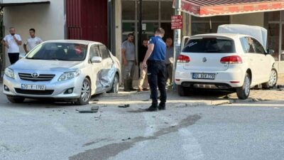 Osmaniye’nin Bahçe ilçesinde iki otomobilin çarpışması sonucu meydana gelen trafik